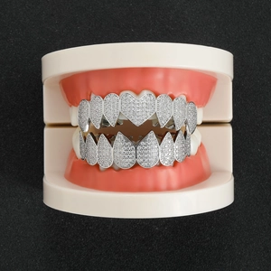 Zilveren hiphop grillz bezet met hart- en druppelvormige zirkonia edelstenen