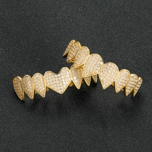 Macro-detail van gouden hart-grillz met fonkelende witte zirkoon micro-pave inlegwerk