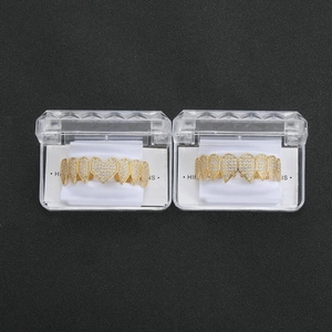 Detailweergave van hartvormige hiphop-grillz met micro-ingelegde zirkoon in gouden afwerking