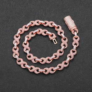 Collier à maillons infinis en or rose serti de diamants sur fond noir mat