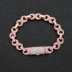 Bracelet à maillons infinis en or rose serti de zircons blancs sur une surface noire