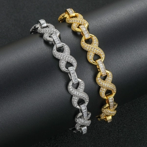 Gros plan de bracelets hip-hop infinity en or et argent avec maillons en zircon baguette
