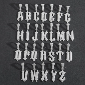 Pendenti hip hop con lettere gotiche e zirconi cubici incastonati in argento