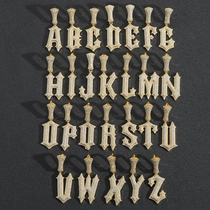 Set pendenti lettere A-Z hip hop gotiche con zirconi bianchi in finitura dorata