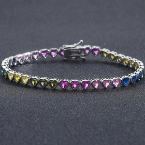 Dettaglio del bracciale tennis arcobaleno con pietre di zircone colorate a forma di cuore