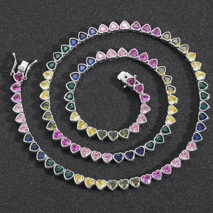 Collana tennis con cuori arcobaleno e pietre di zircone colorate su sfondo nero