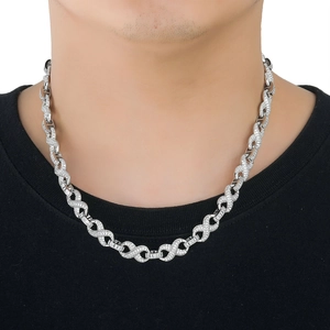 Collier infini de 10mm en argent avec zircons blancs porté par un mannequin