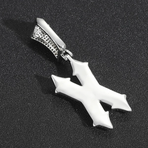 Dettaglio del ciondolo lettera X gotica argentata con zirconi micro-pavé sulla chiusura