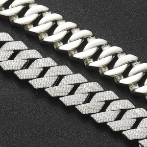 Λεπτομέρεια macro από αλυσίδα Cuban Link 18mm με γυαλισμένο φινίρισμα και ένθετα ζιργκόν