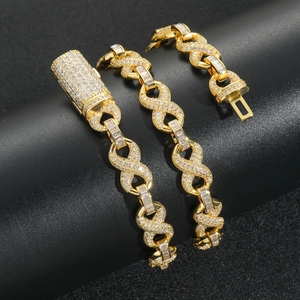 Vue macro du bracelet hip hop doré de 10mm avec maillons infinis et diamants scintillants