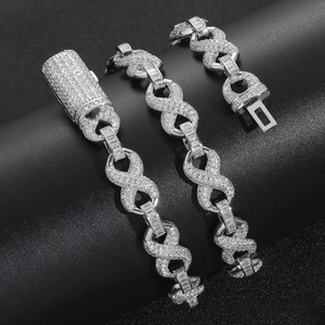 Gros plan sur un collier hip-hop à maillons infinis de 10mm serti de zircons