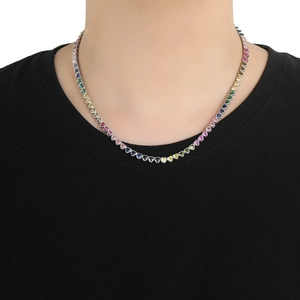 Dettaglio di una collana tennis con cuori in zircone colorato indossata da una modella