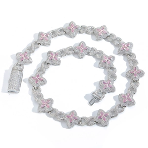Détail de maillons trèfle en zircon rose et connecteurs pavés sur chaîne argentée