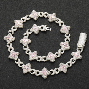 Détail du collier trèfle hip hop avec pierres roses et micro-pavé de zircones