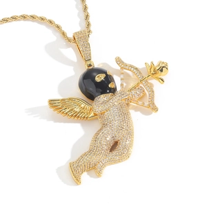 Colgante de ángel Cupido hip hop con pasamontañas negro y cadena de cuerda oro sobre blanco