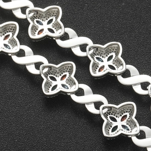 Vue macro du collier trèfle en zircon coloré avec incrustation métallique creuse