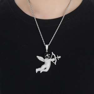 Collar con colgante de ángel Cupido hip-hop con circonitas pavé y cadena de cordón plateada