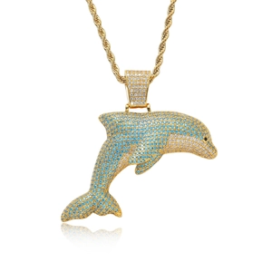 Pendentif dauphin hip hop avec micro-pavage de zircons bleus et blancs sur une chaîne dorée