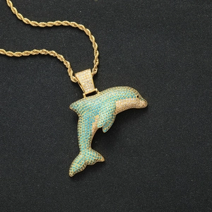Pendentif dauphin hip hop avec zircons bleus et blancs sur une chaîne corde dorée
