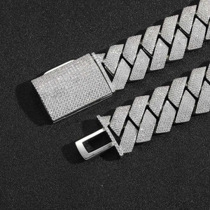 Gros plan sur une chaîne cubaine de 25 mm sertie de diamants avec micro pavage style iced out