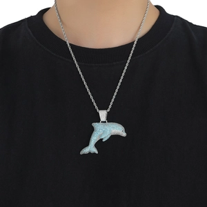 Collier pendentif dauphin hip-hop avec zircons bleus et blancs sur une chaîne corde