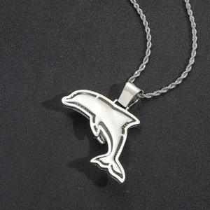 Collier pendentif dauphin hip hop avec zircons micro-pavés et chaîne torsadée