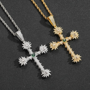 Colliers pendentifs croix hip-hop avec pierre cœur vert et zircons scintillants