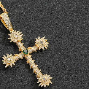 Collier croix hip hop doré avec pierre cœur verte et micro-pavage de zircons