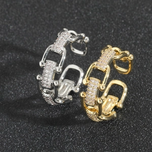 Adjustable U-shaped horseshoe rings in gold and silver with shimmering pavé zircon stones