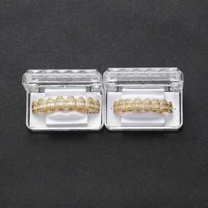 Parure de grillz hip-hop dorée avec zircons cubiques dans des boîtes d'exposition