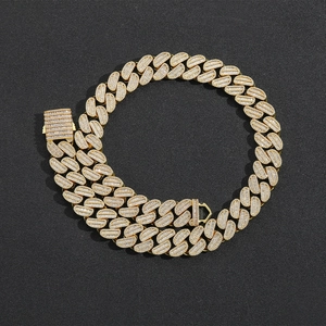 Makroansicht der 20mm Panzerkette mit Zirkonia-Besatz und 18K Goldbeschichtung