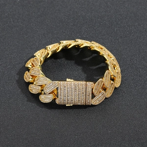 Makro-Detail der 20mm Iced-Out Gliederkette mit Baguette-Zirkonia und 18K Gold-Beschichtung