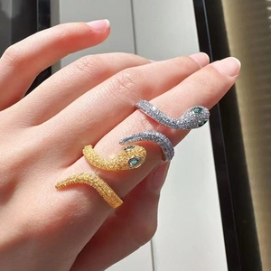 Anelli a serpente in oro 18k con pavé di zirconi e occhi con pietre preziose verdi