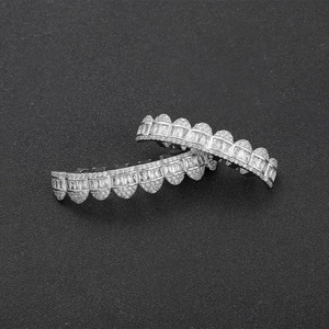 Ensemble de grillz hip hop argenté avec zircons baguette et ronds sur fond noir