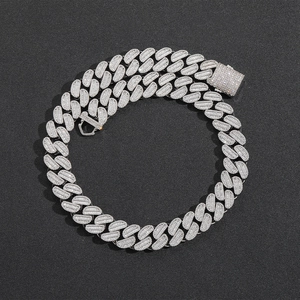 Makroaufnahme einer silbernen Kubanerkette mit Baguette-Diamanten im Hip-Hop-Stil
