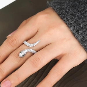 Lussuoso anello a serpente argento con occhi in pietra verde e pavé di zirconi