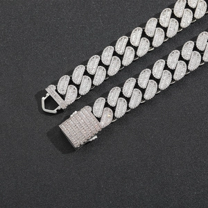Detail eines 20mm silbernen Cuban Link Armbands mit Baguette-Zirkonia und Kastenverschluss