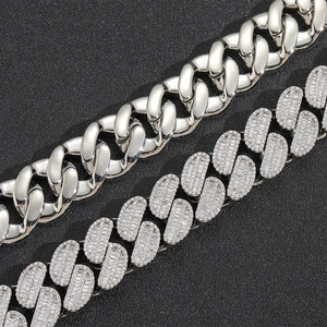 Makroaufnahme von 20mm Cuban-Gliederketten in poliertem Silber und mit Zirkonia-Steinen