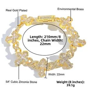 Dettaglio del bracciale a croce hip hop placcato oro con pietre di zircone cubico