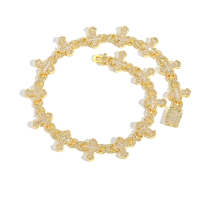 Collana croce hip-hop dorata con zirconi a baguette e tondi dal design di lusso