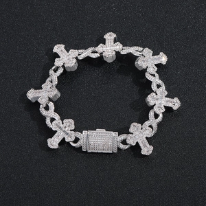 Bracciale hip hop d'argento con catena infinito 8 e maglie a croce con zirconi incastonati