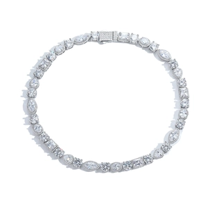 Collier ras du cou de 10 mm avec zircons cubiques en forme de cœur et marquise
