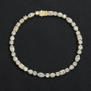 Chaîne à maillons dorés de 10mm avec zircons marquise et cœur sur fond noir mat