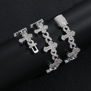 Dettaglio del bracciale hip-hop con croce e maglie a infinito in zirconi cubici scintillanti