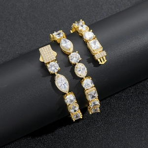 Détail de la chaîne dorée de 10mm avec zircons cubiques en forme de marquise et carrée