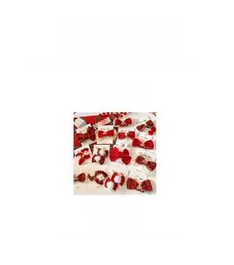 Détail de barrettes à cheveux rouges avec motifs à carreaux, velours et pompons mignons
