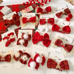 Barrettes à nœuds rouges pour filles avec boules de poils et détails de couronne de fête
