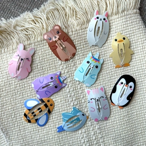 Set di 10 fermagli per capelli in metallo con animali cartoon su tappeto beige chic