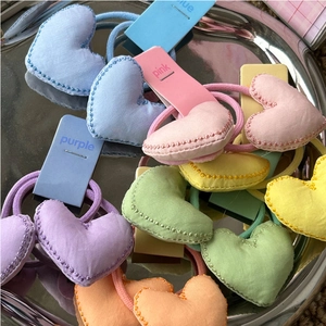 Élastiques à cheveux en tissu coeur macaron pour enfants dans un plateau métal
