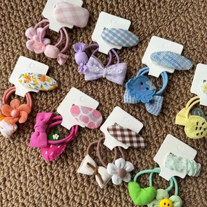 Détail de l'ensemble d'accessoires cheveux pour enfants avec fleurs et nœuds mignons